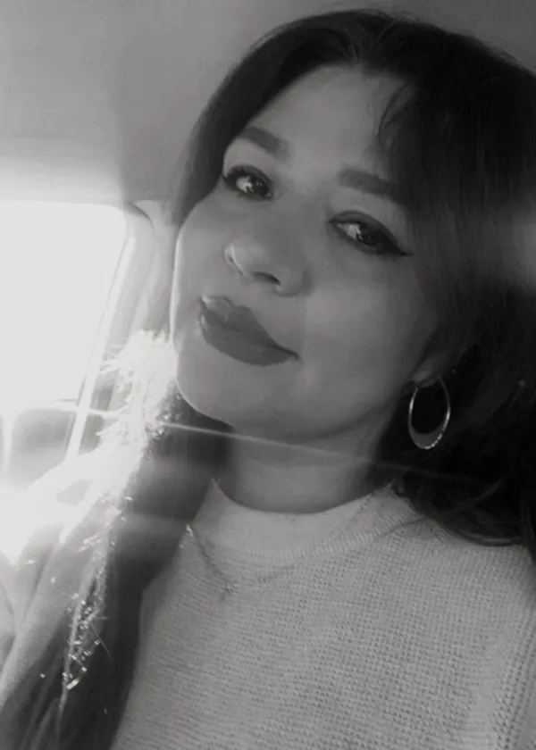 Black and white photo of Johanna. Integrative facialist & biomagnetism practitioner.